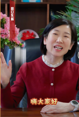 新春伴着春风越来越近，骏马正在踏春归来，祝愿大家新春愉快、阖家幸福，祝愿我们在奔赴梦想的路上，一路繁花、阔步而行!